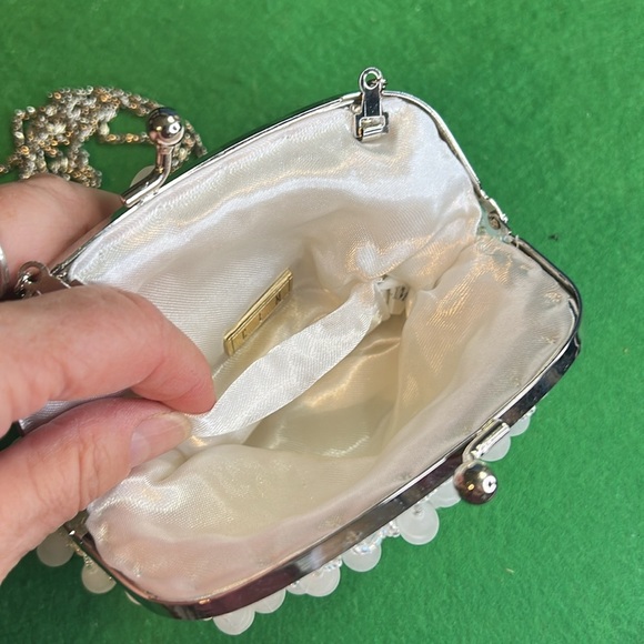 CEM RARE WHITE BEADED KISS-LOCK CLOSURE CROSSBODY CLUTCH - Picture 7 of 16